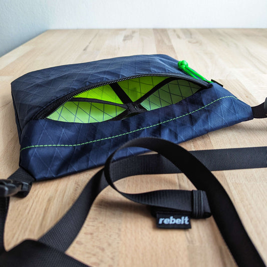 Trip - minimalistická příruční taška - navy/žlutozelená