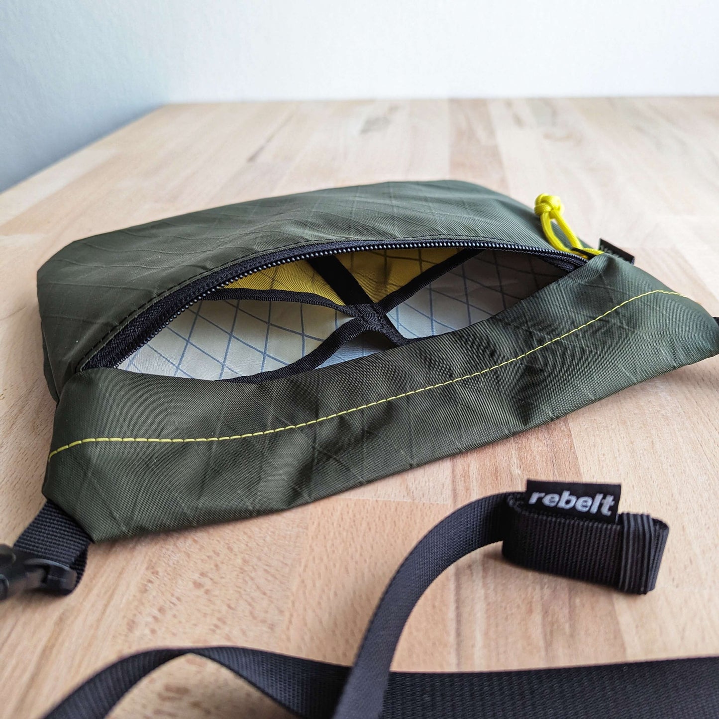Trip - minimalistická příruční taška - tm.zelená/bambusová